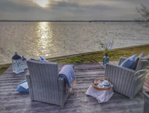Delightful tiny river-view home 7